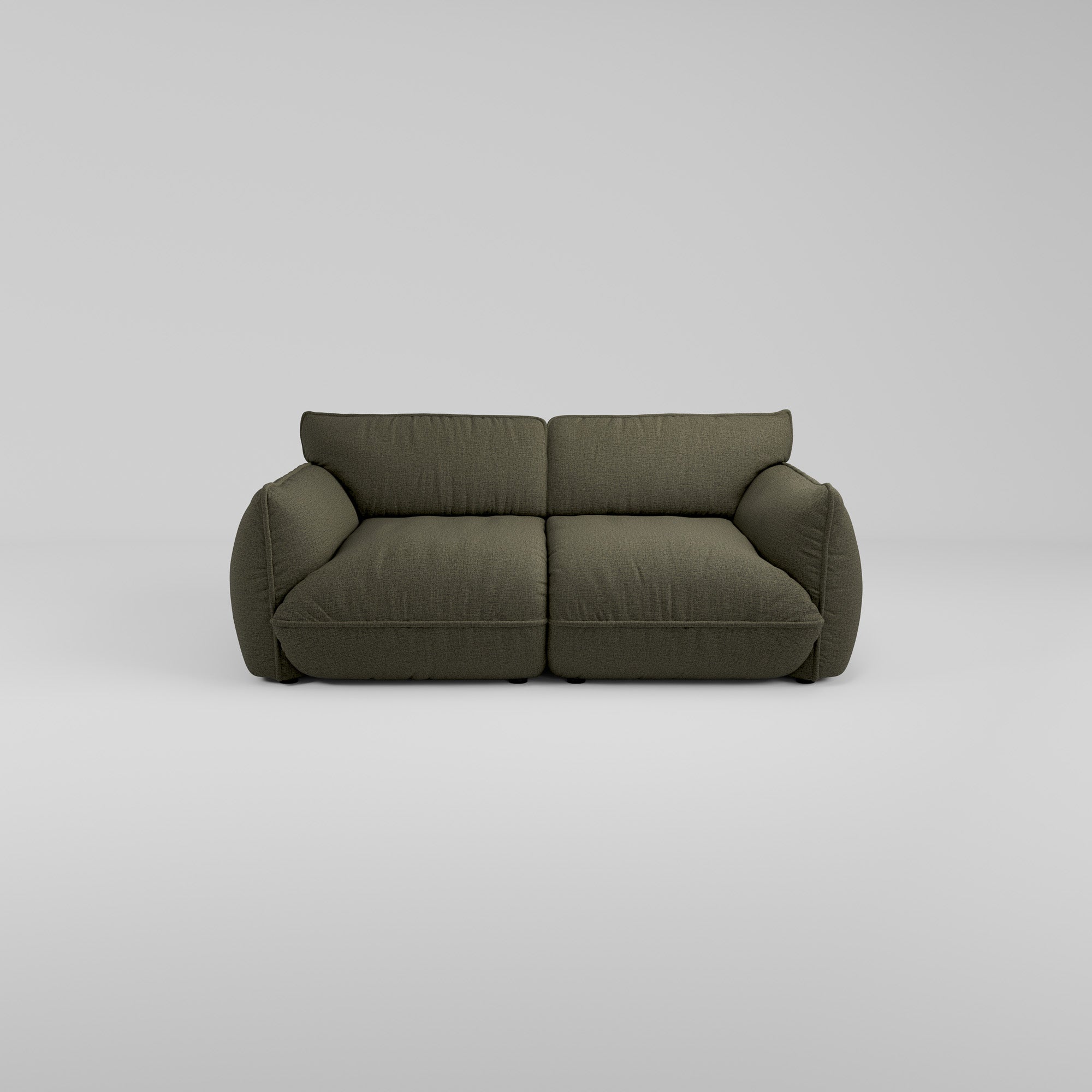 Das Morandi 2-Sitzer-Sofa in Olivgrün zeichnet sich durch plüschige Kissen und eine skulpturale Silhouette aus.