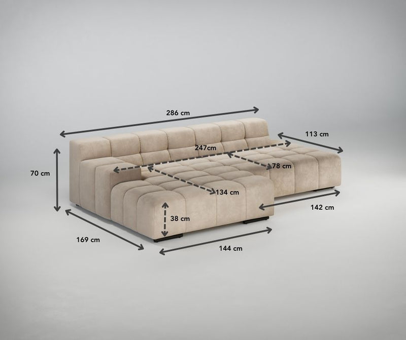 Beigefarbenes Sektionssofa mit schwarzen Messpfeilen und beschrifteten Abmessungen in Zentimetern auf einfarbigem Hintergrund.