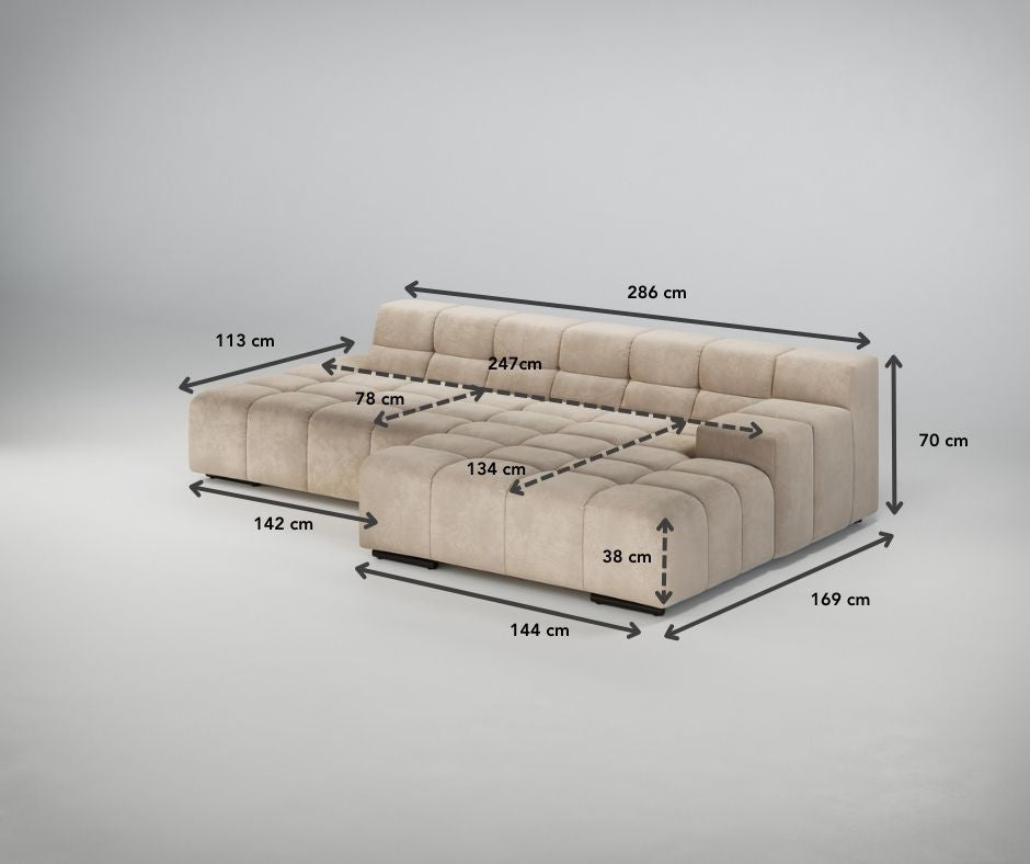 Beigefarbenes Sektionssofa mit schwarzen Pfeilen, die verschiedene Längen- und Breitenmaße in Zentimetern anzeigen.