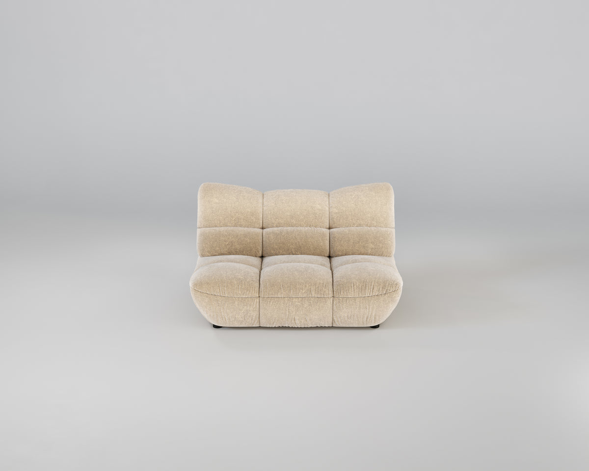 Beige Pomodoro 2-Sitzer Sofa, modern und plüschig, mit tiefer Sitzfläche auf einem hellgrauen Hintergrund.