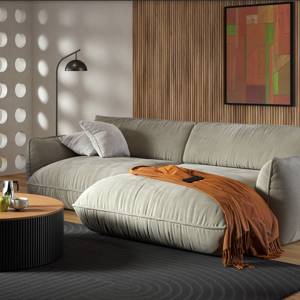 Ein Bild des Morandi Sofas in einem modernen Wohnzimmer. Mit seinen weichen Kurven und angenehmen Sitztiefe bereichert es jedes Wohnzimmer nicht nur als Ort der Entspannung, sondern auch visuell.