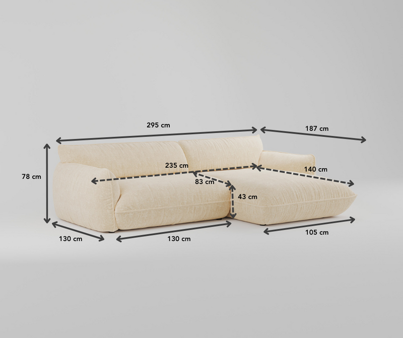 Beigefarbenes L-förmiges Sofa mit verschiedenen, in Zentimetern angegebenen Maßen vor einem schlichten Hintergrund.